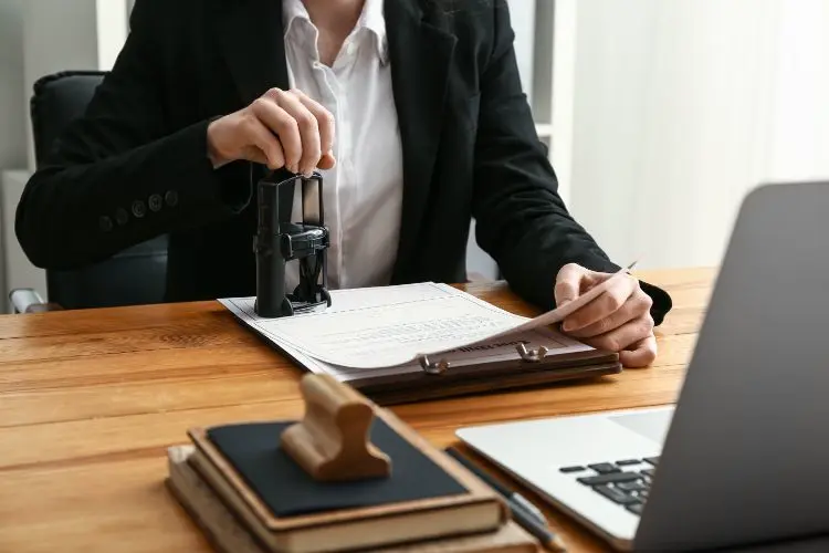 Notaire en train de dater un document officiel