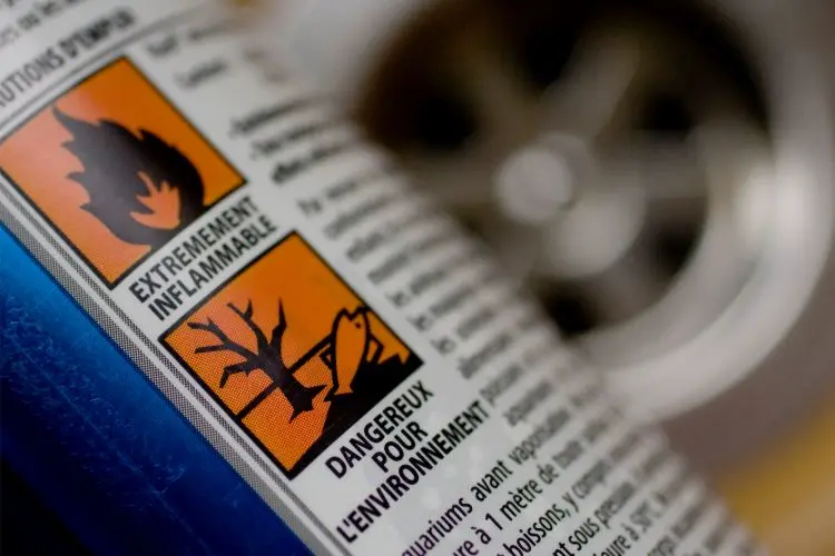 Pictogrammes indiquant les produits nocifs dans les produits ménagers pour déboucher ses canalisations