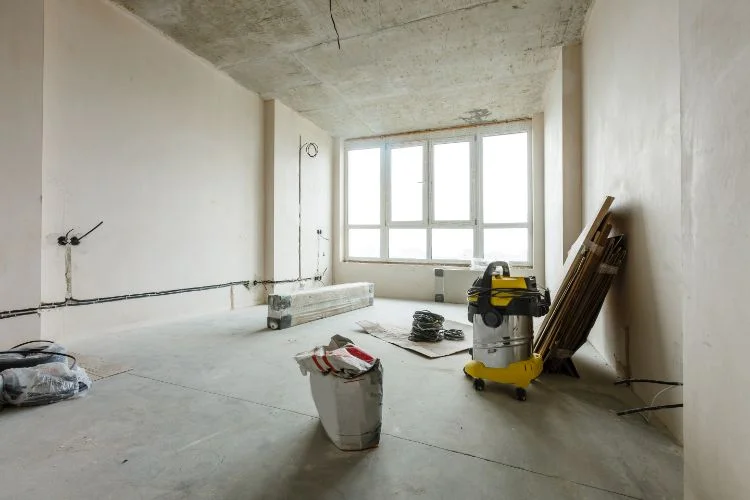 Une pièce sans parquet ni isolation en pleine rénovation.