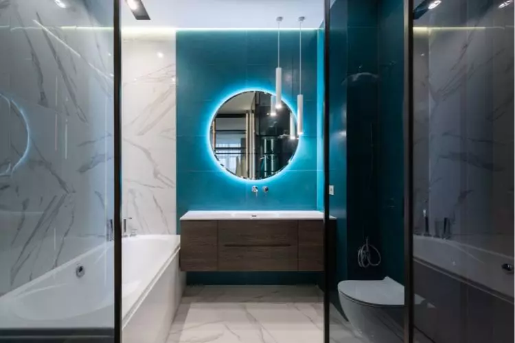 Miroir rond dans une salle de bain