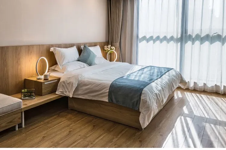 Une chambre cosy et moderne dans des teintes bleues et blanches.