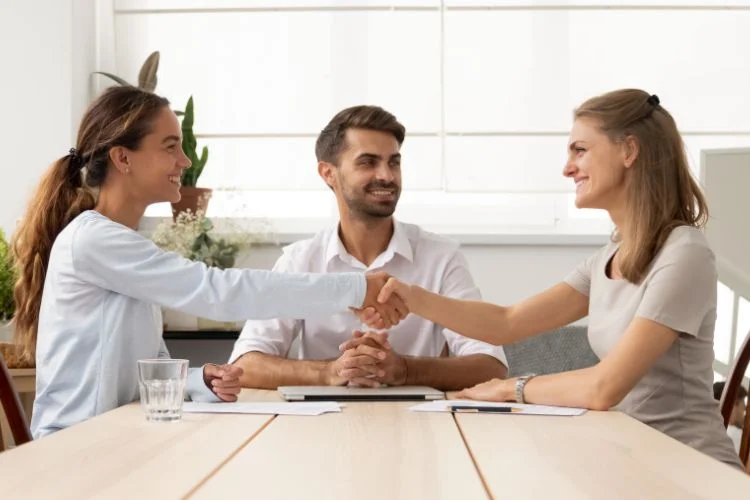 Le vendeur, le premier acquéreur et l'acheteur final se mettent d'accord sur une vente sous compromis.