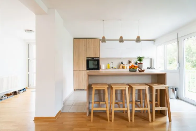 Une cuisine ouverte moderne en bois et tons clairs