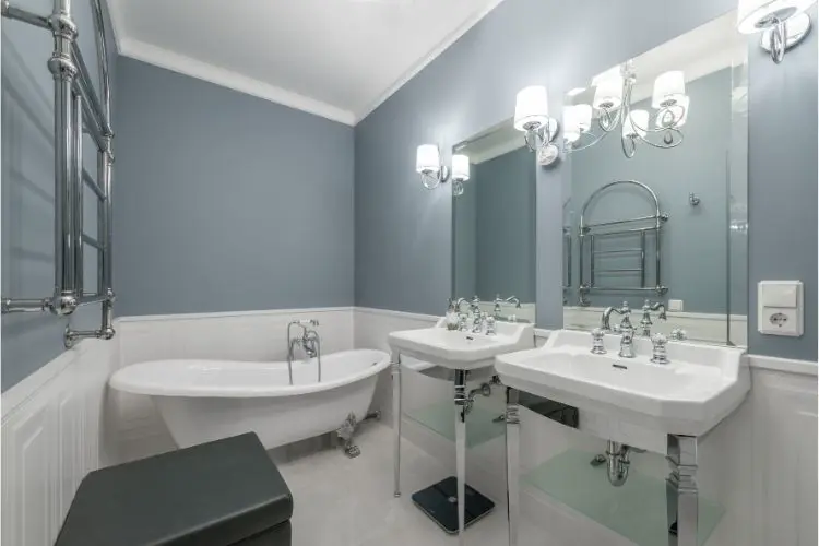 Salle de bain lumineuse sans fenêtres