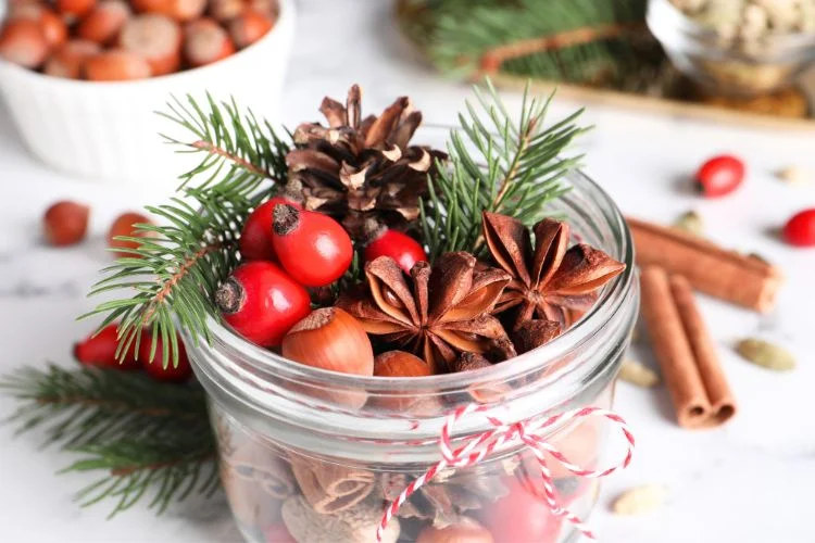 Un pot-pourri rempli de sapin, de canelle et de noisette.