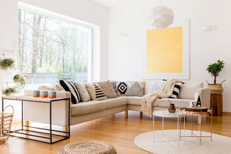 Un salon blanc et design donnant sur l'extérieur