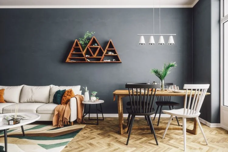 Un salon style scandinave dans des tons colorés noirs, verts et orange.