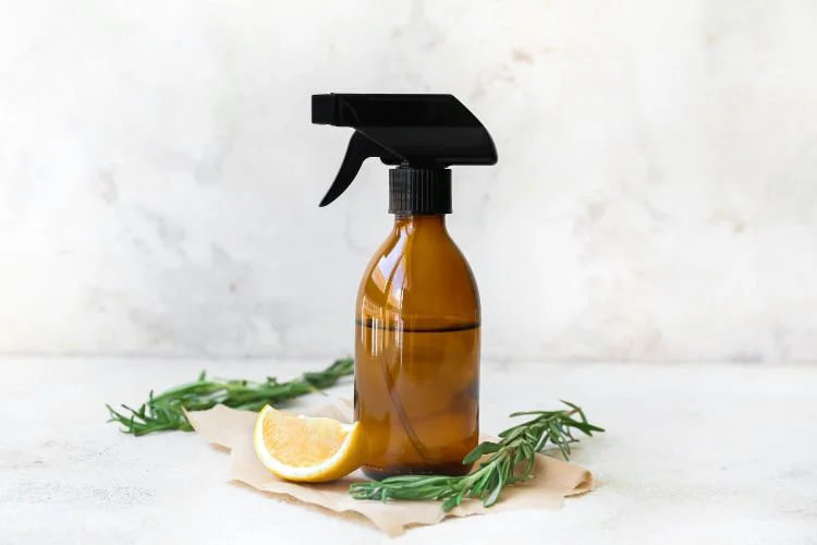 Un spray désodorisant à l'orange et aux romarins.