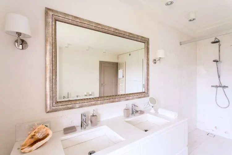Miroir en rectangle dans une salle de bain