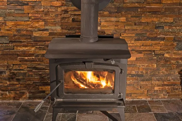 Parement de pierres derrière la poêle à bois