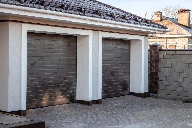 Un garage accolé vu de l'extérieur construit en parpaing.