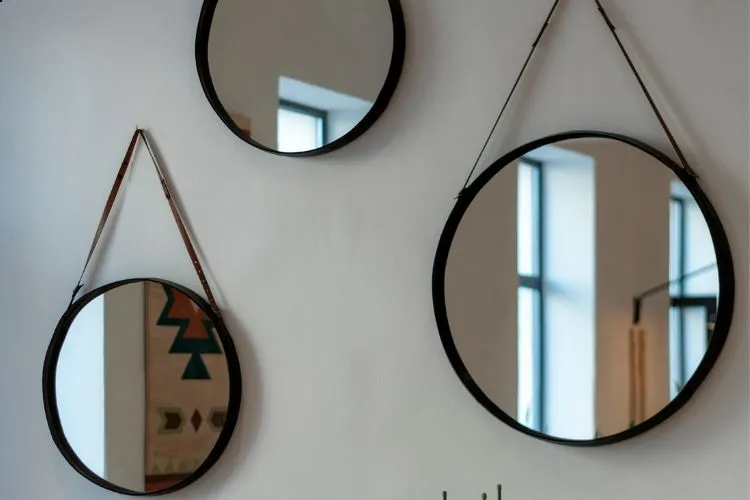 Miroirs décoratifs derrières une poêle à granulés