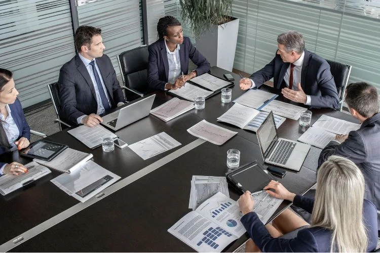 Une réunion professionnelle entre des copropriétaires