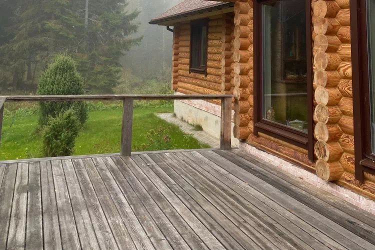 Vieille terrasse atteinte de grisaillement