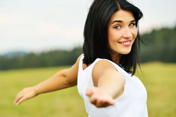 Femme heureuse et en bonne santé grâce aux bienfaits des carottes
