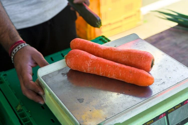 Deux carottes sur une balance