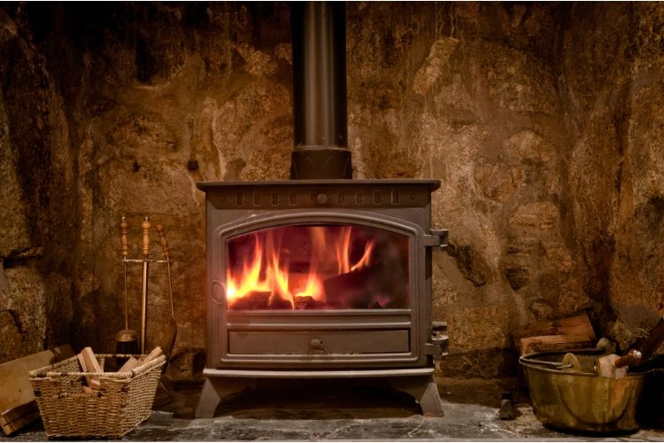Poêle à bois dans un espace adapté