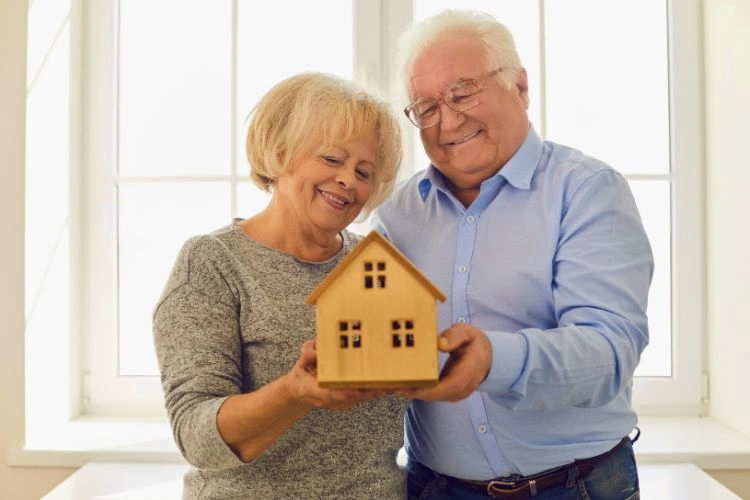 Couple âgé propriétaire d'une maison