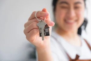 Femme tenant les clés d'une maison