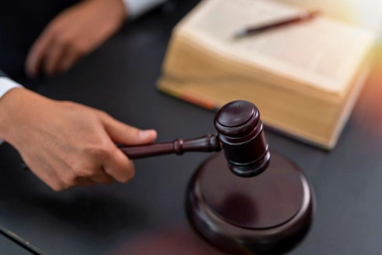 Juge utilisant son maillet