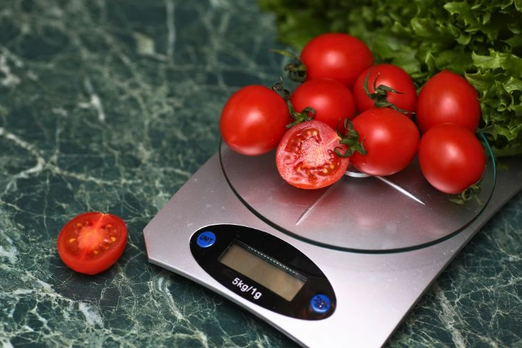 Tomates sur une balance