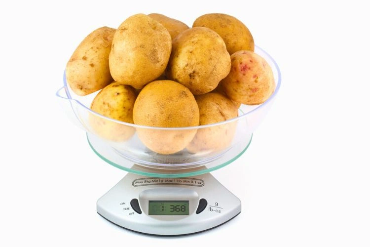 Pommes de terre sur un pèse poids