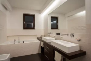 Salle de bain moderne en bois et travertin