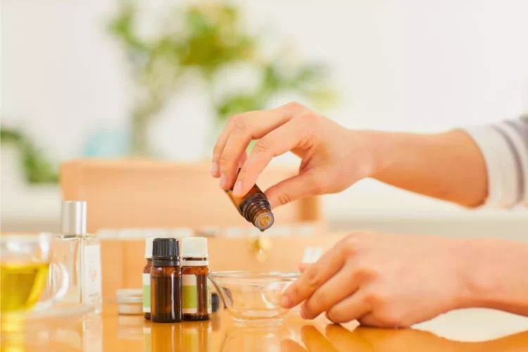 Personne préparant des huiles essentiels