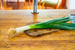 Poireau sur une planche à découper