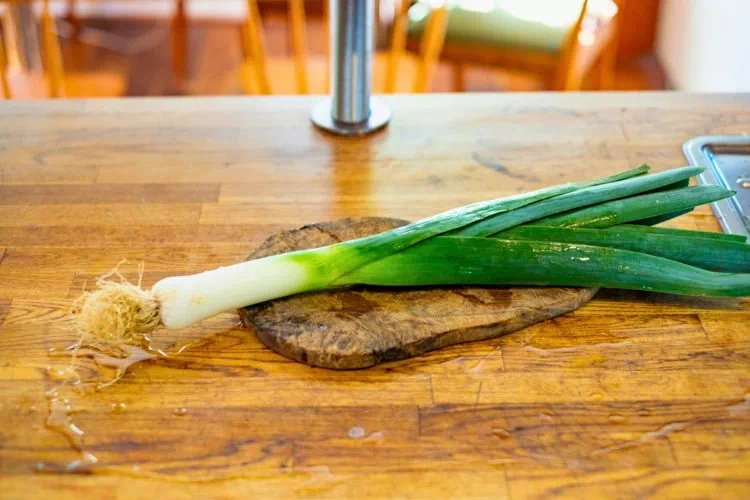 Poireau sur une planche à découper