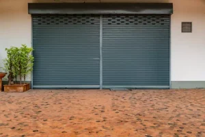 Volets roulants d'un garage d'une maison