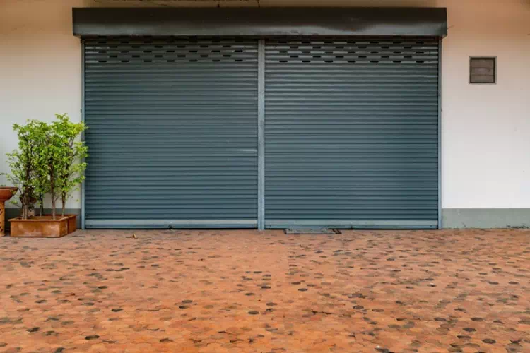 Volets roulants d'un garage d'une maison
