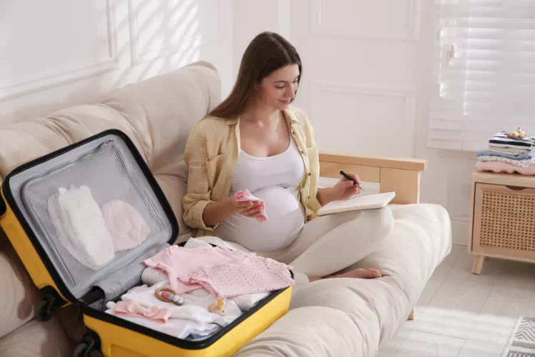 Femme s'organisant pour l'arrivée de son bébé