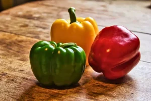 Trois poivrons sur une table