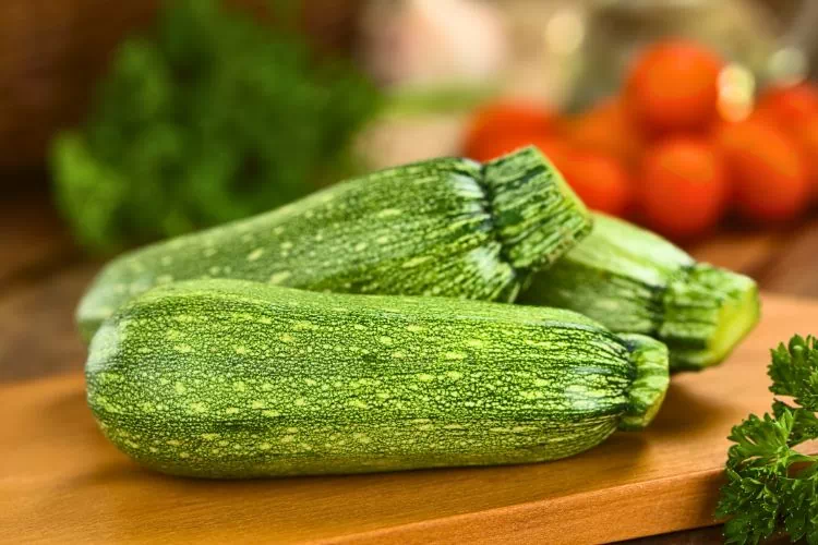 Trois courgette sur une planche
