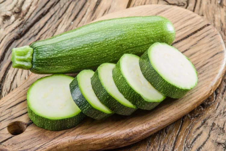 Courgette découpée sur une planche