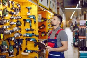 Personne faisant des achats d'outils pour du bricolage