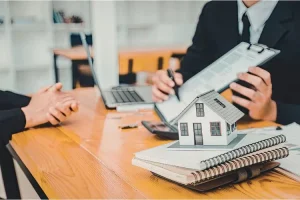 Personne en train de signer un contrat immobilier
