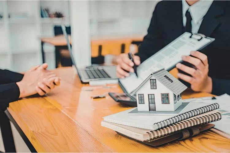 Personne en train de signer un contrat immobilier